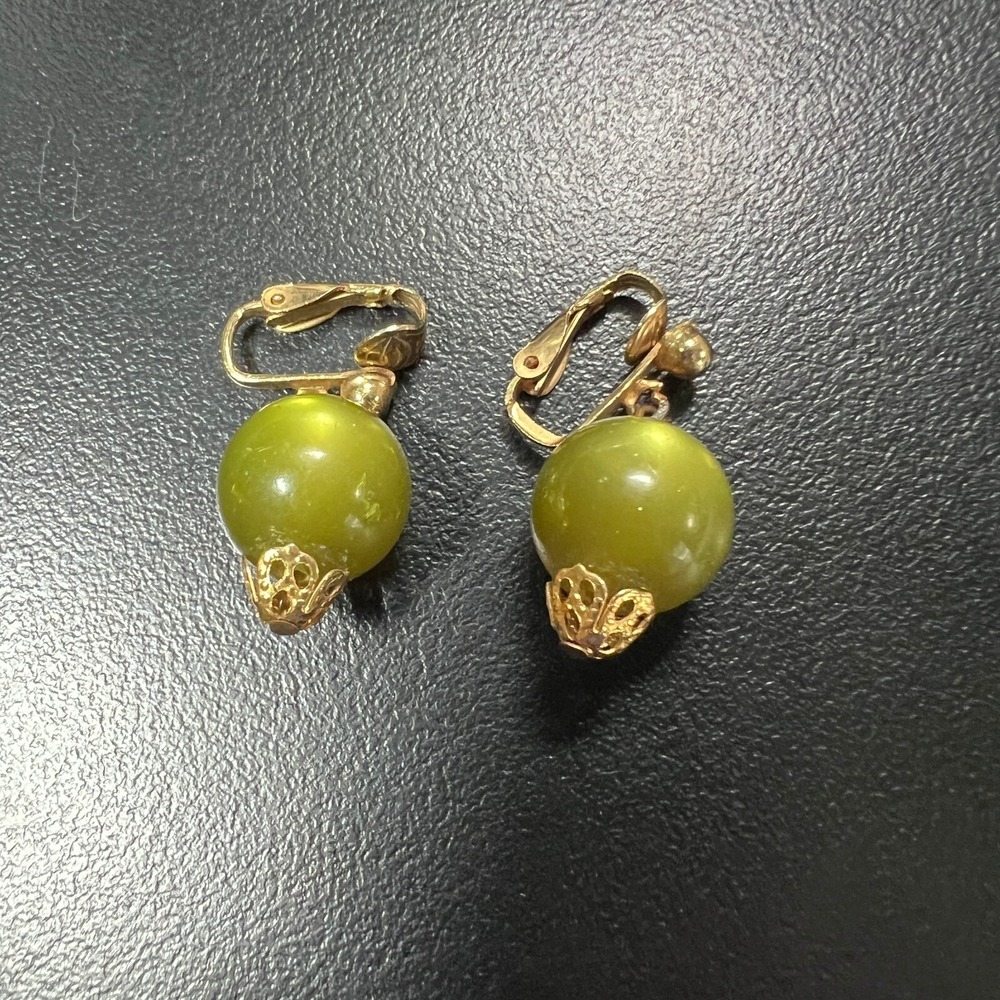 Vintage‎ Clip On Earrings Green Bead Gold Tone Dangle Drop